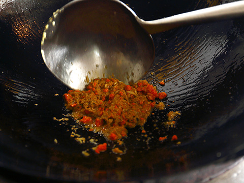將鍋燒熱加油，下姜末開(kāi)鍋，將蟹肉煸香炒透，烹黃酒，加湯、鹽、白糖、雞粉。