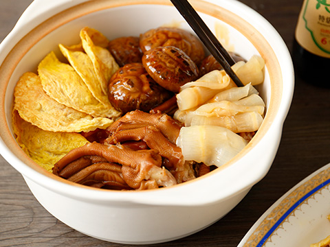 把娃娃菜放入砂鍋中墊底，再放入蓮藕，中輾，蛋餃，墨魚(yú)丸，臘腸等。最后將煮好的茄汁明蝦鋪在下面，加入少許高湯，加入雞粉、黃酒、味達美臻品蠔油，用小火煮開(kāi)即可。