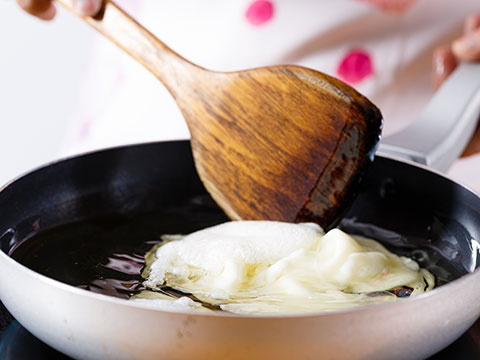 西蘭花掰成朵，與青豆、玉米粒、胡蘿卜丁一同焯熟后瀝干；胡蘿卜刻成五角星形，小番茄切半；雞蛋取蛋清加鹽打散后，入鍋炒熟盛出。   