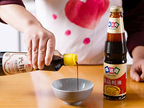 味達美臻品蠔油、六月鮮特級淡鹽醬油混合均勻，加涼開(kāi)水調成蠔油汁，淋入盤(pán)中即可。