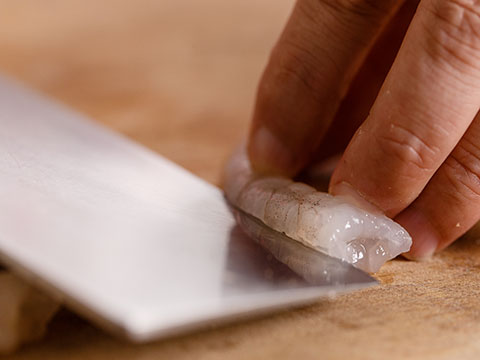 蝦仁洗凈在背部用刀劃開(kāi)。