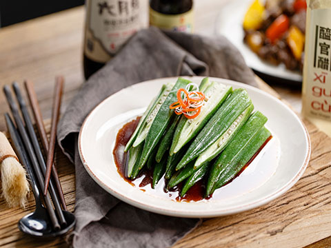 秋葵開(kāi)水略燙后控干水分裝盤(pán)，將六月鮮特級淡鹽醬油、醯官醋原漿米醋、味達美臻品蠔油、糖和芝麻油調成醬汁淋上即可。