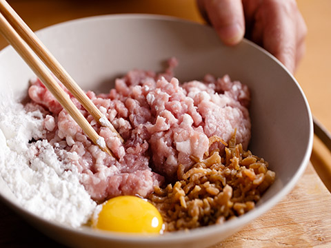 肉糜加六月鮮特級醬油、蝦米、淀粉、雞蛋調成肉餡；
