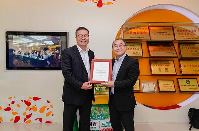 (欣和副總經(jīng)理與饒平凡教授 再現獲得全球食品工業(yè)大獎情景)