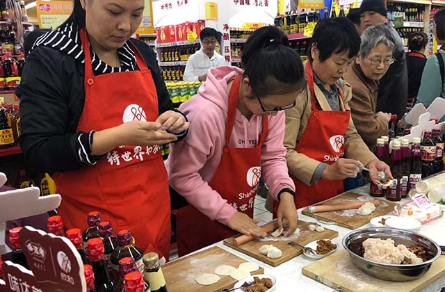 （現場(chǎng)包水餃，大小齊上陣）